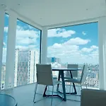 Skyline 1Br City View Apartment Near Tower Bridge